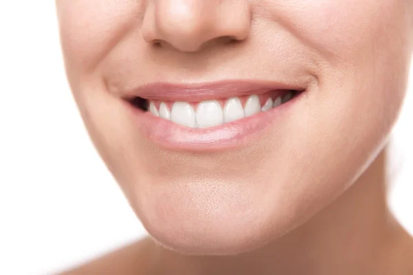 Glimlach met witte gezonde tanden. — Stockfoto