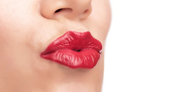 Piękne czerwone usta. Pocałunek. — Zdjęcie stockowe
