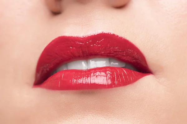 Lábios e dentes vermelhos bonitos . — Fotografia de Stock