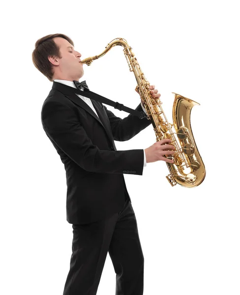 Saksofonista w smokingu odtwarza muzykę na sax. — Zdjęcie stockowe