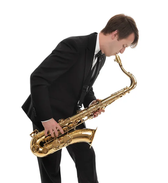 Saksofonista w smokingu odtwarza muzykę na sax. — Zdjęcie stockowe