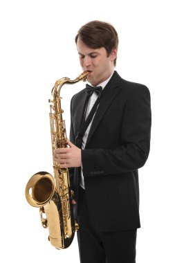 Saksofoncu smokin müzik saksafon üzerinde çalış..