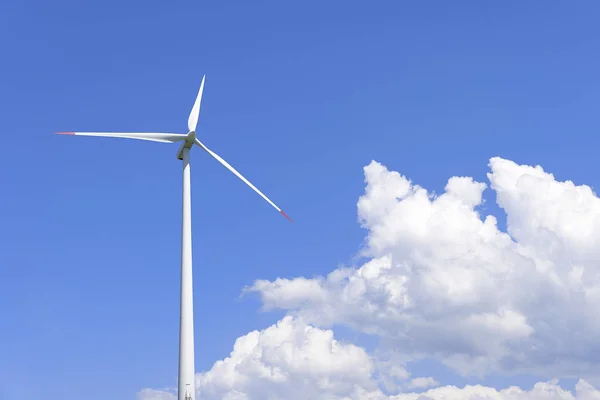 Elektryczne turbiny wiatrowe. — Zdjęcie stockowe