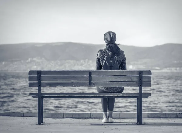 Ragazza sulla panchina vicino al mare . — Foto Stock