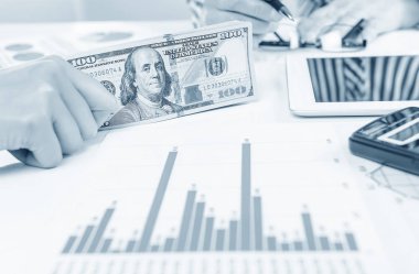Doları banknot alışverişi iş adamları.