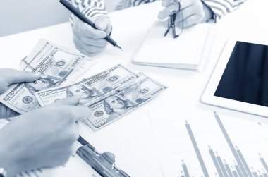 Doları banknot alışverişi iş adamları.
