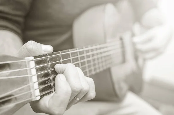 Man spelar gitarr — Stockfoto