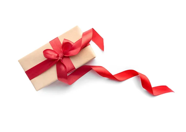 Бумажная подарочная коробка с красной лентой . — стоковое фото