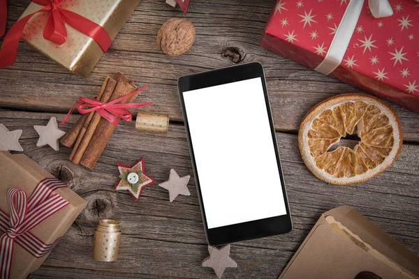 Smartphone en una mesa de Navidad de madera . — Foto de Stock