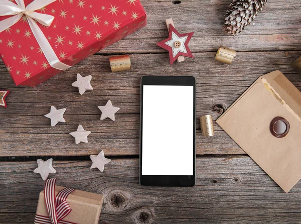 Smartphone en una mesa de Navidad de madera . — Foto de Stock