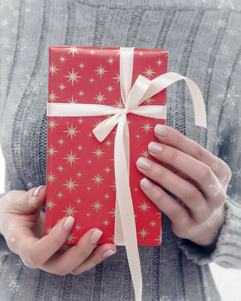 Bir hediye kutusu tutan eller. — Stok fotoğraf