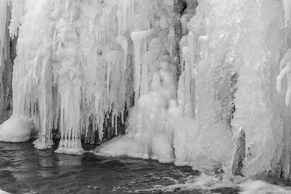Cachoeira congelada com gelo no inverno . — Fotografia de Stock