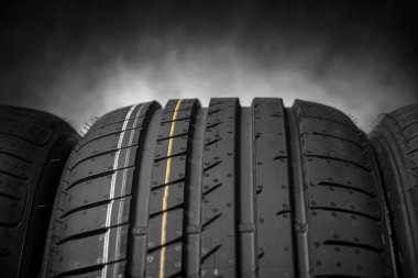 Karanlık bir arka plan üzerinde araba lastikleri.