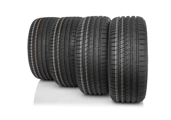 Neumáticos nuevos aislados sobre fondo blanco . —  Fotos de Stock