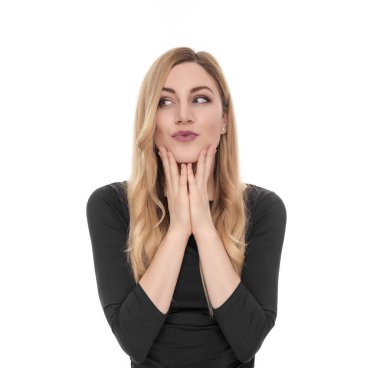 Sarışın genç kadın yana doğru heyecan arıyor.