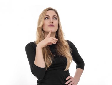 Sarışın genç kadın yana doğru heyecan arıyor.