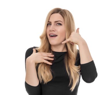 Sarışın bir doğaçlama telefonla konuşuyor. Dedikodu.