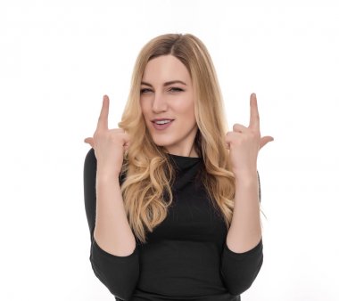 Mutlu genç bir kadın işaret ediyor.