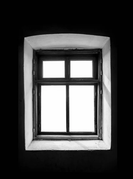 Вінтажне вікно в темній кімнаті . — стокове фото