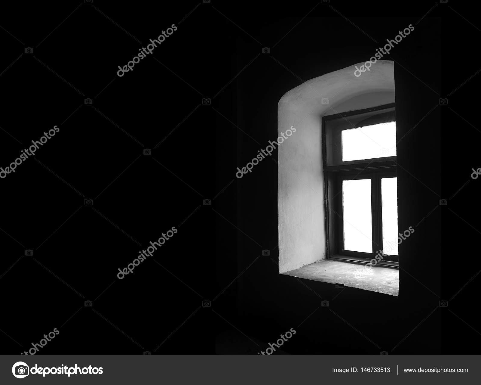 Ventanas vintage en un cuarto oscuro — Fotos de Stock © believeinme ... Ventanas vintage en un cuarto oscuro — Fotos de Stock © believeinme ...
