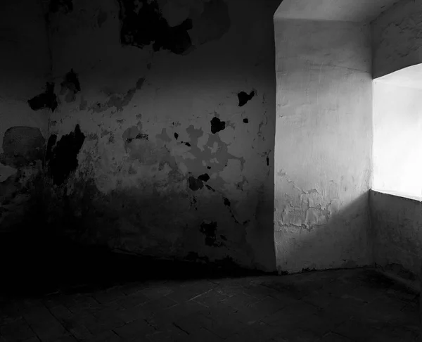 暗い部屋でビンテージのウィンドウ. — ストック写真