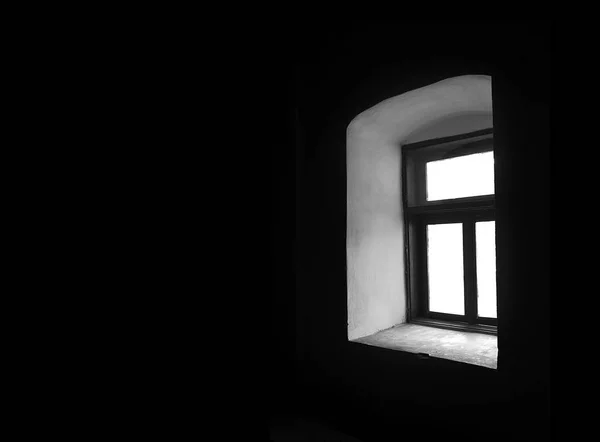 Vintage ventana en una habitación oscura . — Foto de Stock