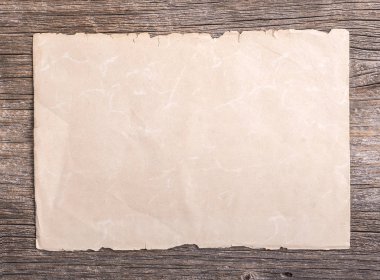 Kahverengi ahşap üzerine eski kağıt.