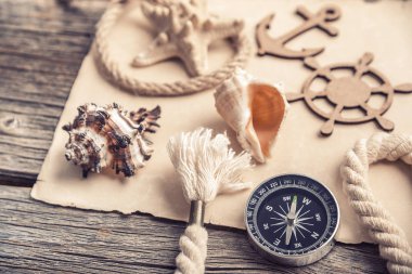 Pusula, çapa, deniz aksesuarları ile eski kağıt.