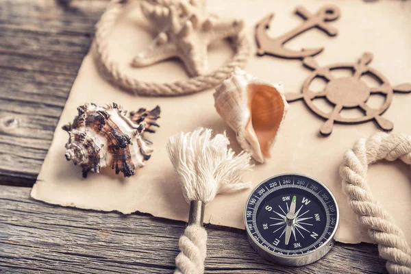 Pusula, çapa, deniz aksesuarları ile eski kağıt.