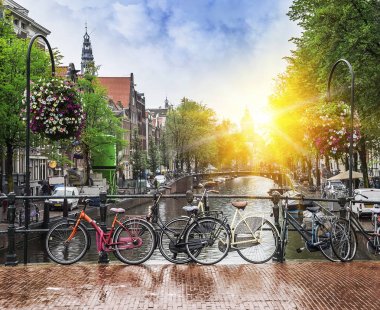Amsterdam 'da güzel bir gün batımı.