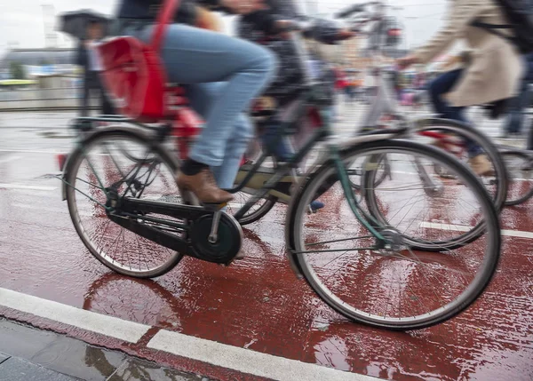 Biciclette per le strade della città . — Foto Stock