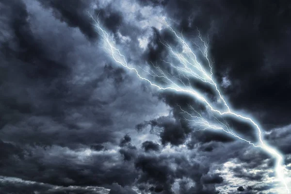闪电与戏剧性的云. — 图库照片
