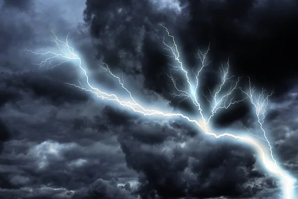 Rayo con nubes dramáticas . — Foto de Stock