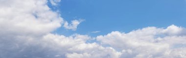 Güzel bulutlu gökyüzü panorama.
