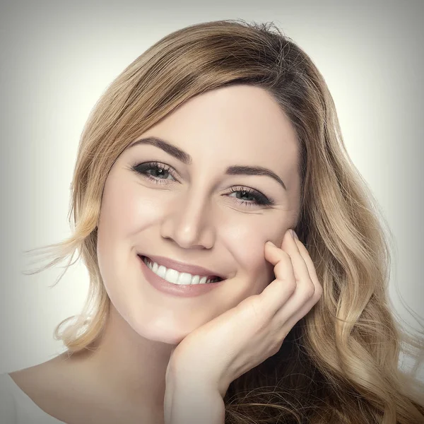 Retrato de mujer sonriente rubia . — Foto de Stock