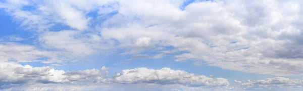 Hermoso cielo nublado panorama . — Foto de Stock