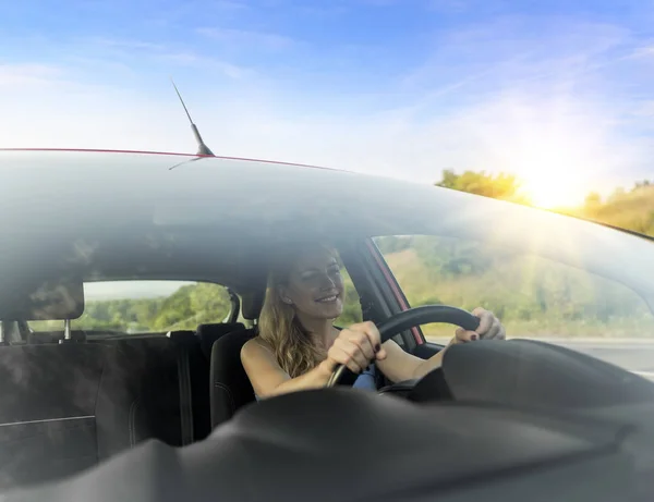 Mujer bonita viajero de automóviles en la carretera . — Foto de Stock