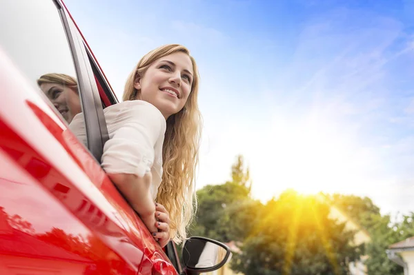 Bella donna viaggiatore auto in autostrada . — Foto Stock