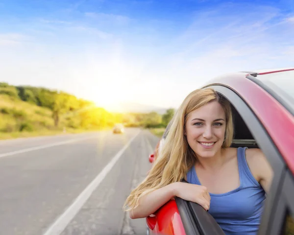 Mooie vrouw auto reiziger op de snelweg. — Stockfoto