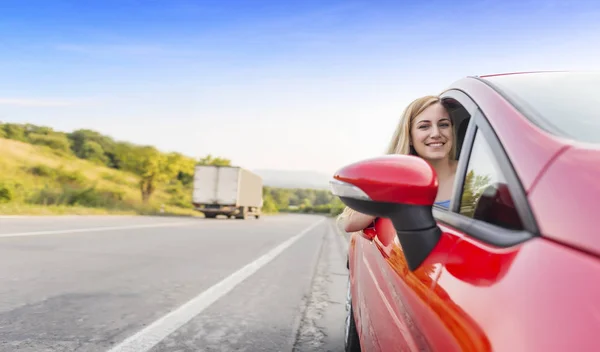 Mulher bonita auto viajante na estrada . — Fotografia de Stock