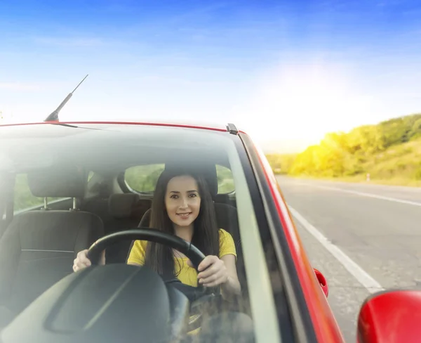 Mulher auto viajante na estrada . — Fotografia de Stock