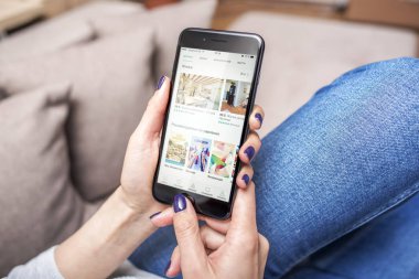 Siyah iphone 7 Plus ile Airbnb, app için rezervasyon daireler ve eller otelleri.
