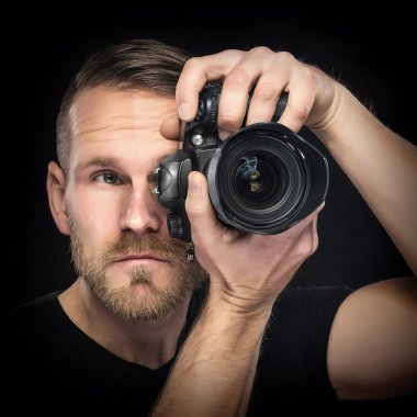 Fotoğrafçı ile fotoğraf makinesi siyah.