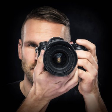 Fotoğrafçı ile fotoğraf makinesi siyah.