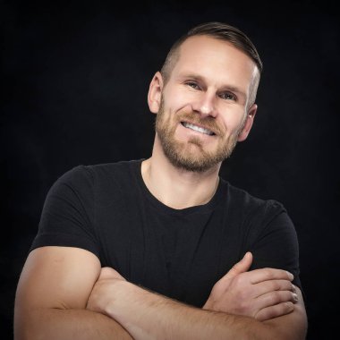 Adam koyu arka plan üzerinde.