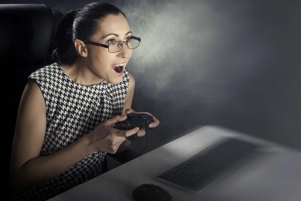 Femme d'affaires jouant à des jeux informatiques . — Photo