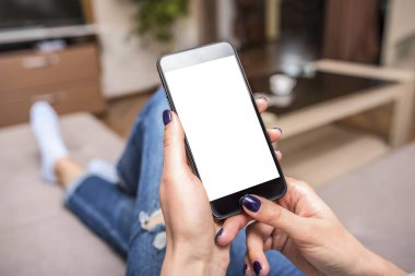 Telefonu kullanan kadın..