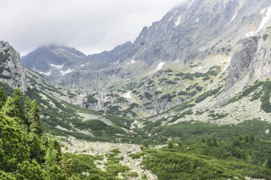 Bulutlu bir günde yağmur bulutları ile dağ manzarası. Tatra Dağları.