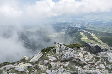 Bulutlu bir günde yağmur bulutları ile dağ manzarası. Tatra Dağları.