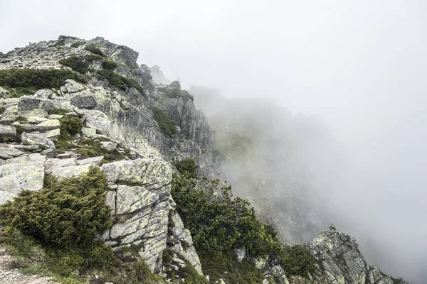 Bulutlu bir günde yağmur bulutları ile dağ manzarası. Tatra Dağları. — Stok fotoğraf